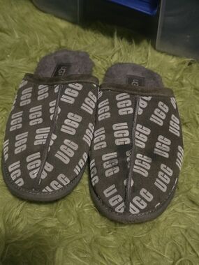 UGG Logo-Print Slippers in Charcoal Gray